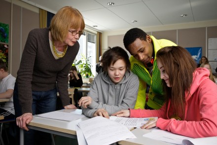 Kaija Hyrkäs-Lyytikäinen and pupils at the Taivallahti school in Helsinki